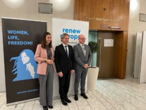 Evropska poslanca Irena Joveva in Klemen Grošelj s slovenskim premierjem Robertom Golobom ob nagovoru Evropskega parlamenta.